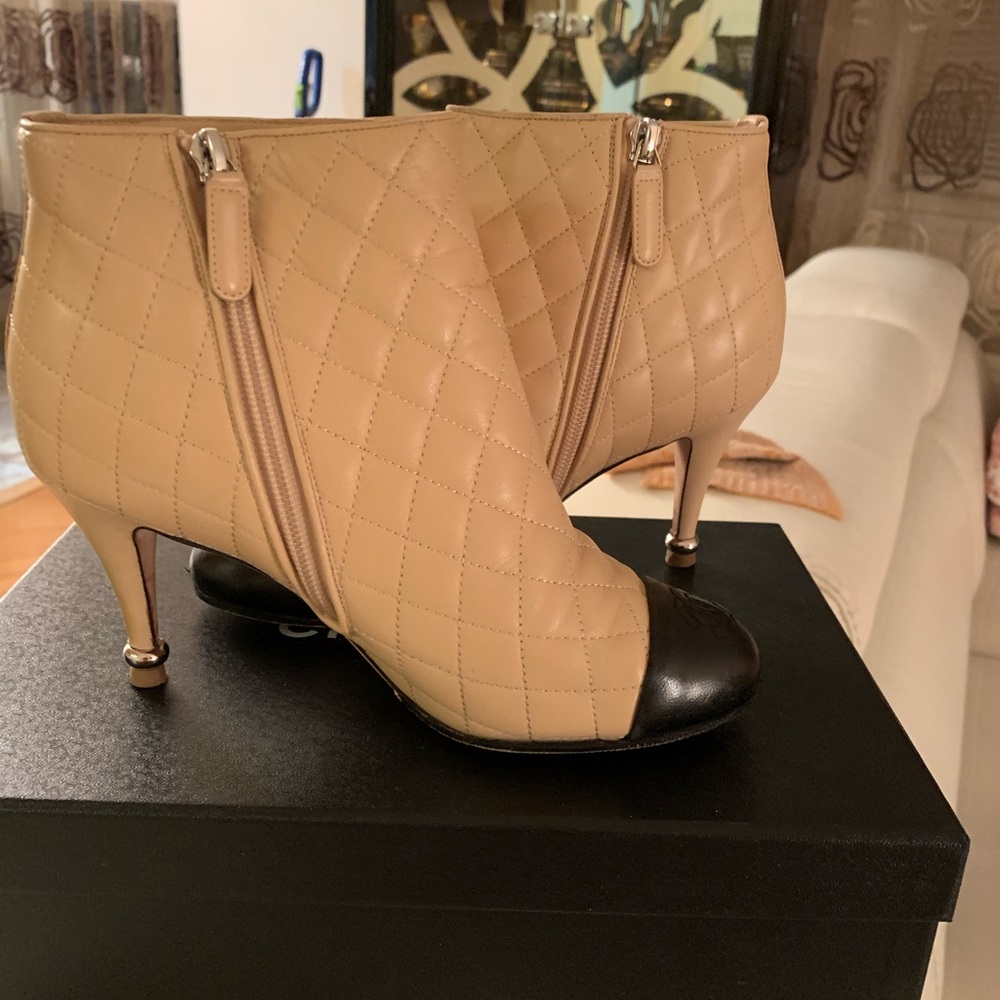 Boots Chanel size 37